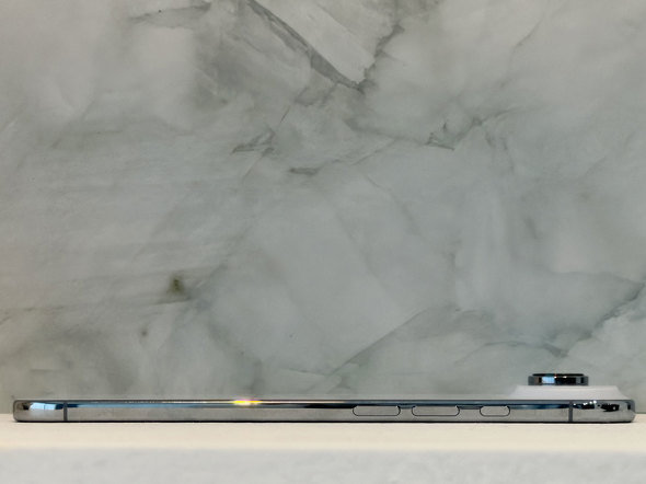 Apple Apple iPhone Air X}[gtH X ʐ^ ^ J A19 Pro