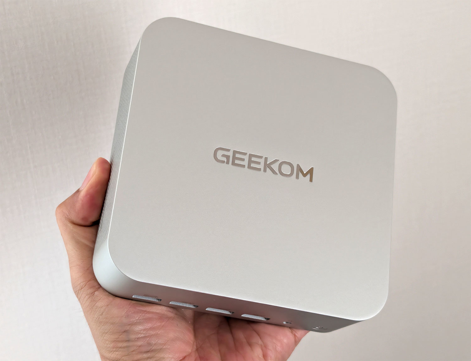片手で持てるのに4画面出力も可能なミニPC「GEEKOM A9 Max」を試して