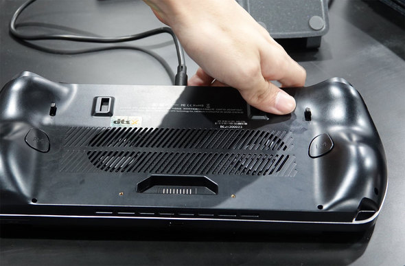 バッテリーを取り付けるポゴピン