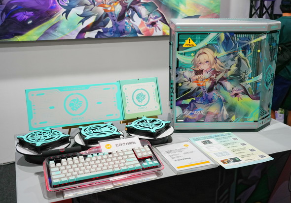 HYTE Y70 Firefly Limited Edition