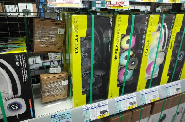 同店に並ぶ「NAUTILUS 360 RS」