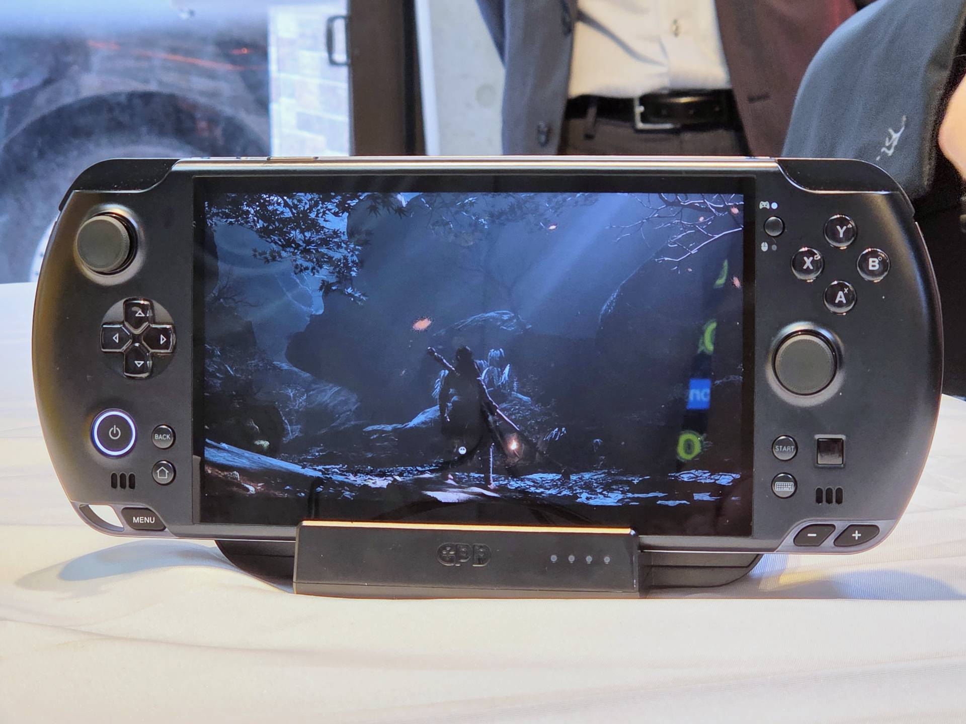 バッテリーレスのポータブルゲーミングPC「GPD WIN 5」の実機を見てき 