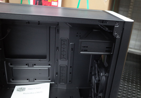 左側面パネルを外したところ