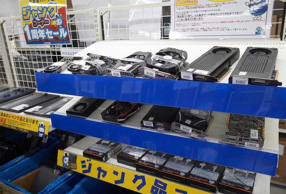 グラフィックスカードやノートPCのジャンク品の棚