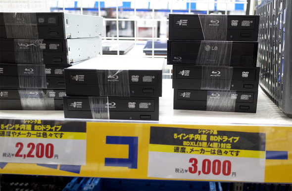 BDドライブが並べられた棚