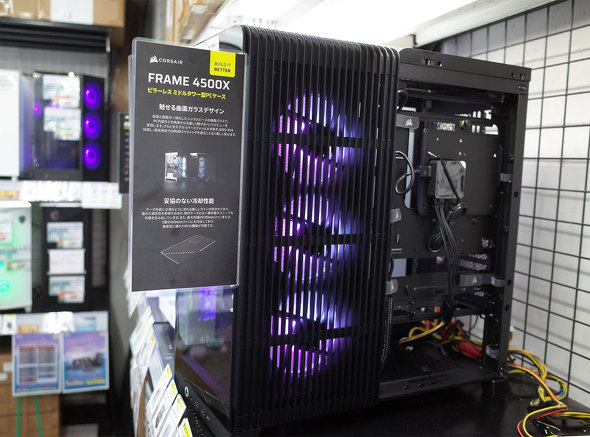 右側面後方のパネルを外したところ