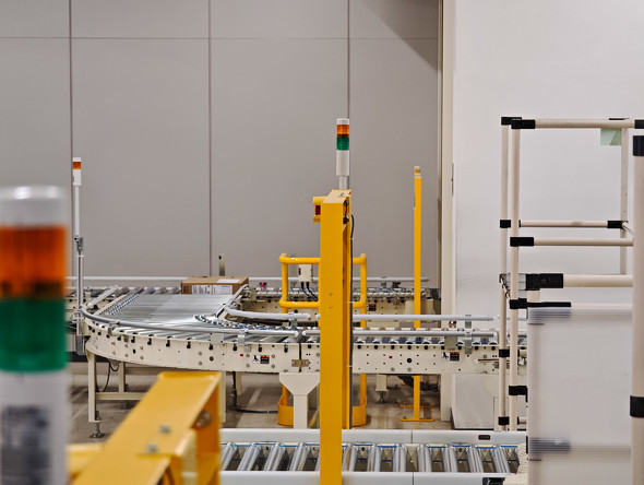 上の階から降りてくる