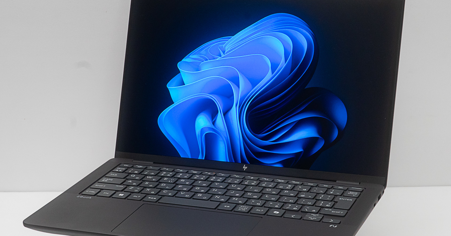 大容量LLMがローカルで動く！　ビジネスや開発業務の課題を解決するモバイルワークステーション「HP ZBook Ultra G1a 14」を試す