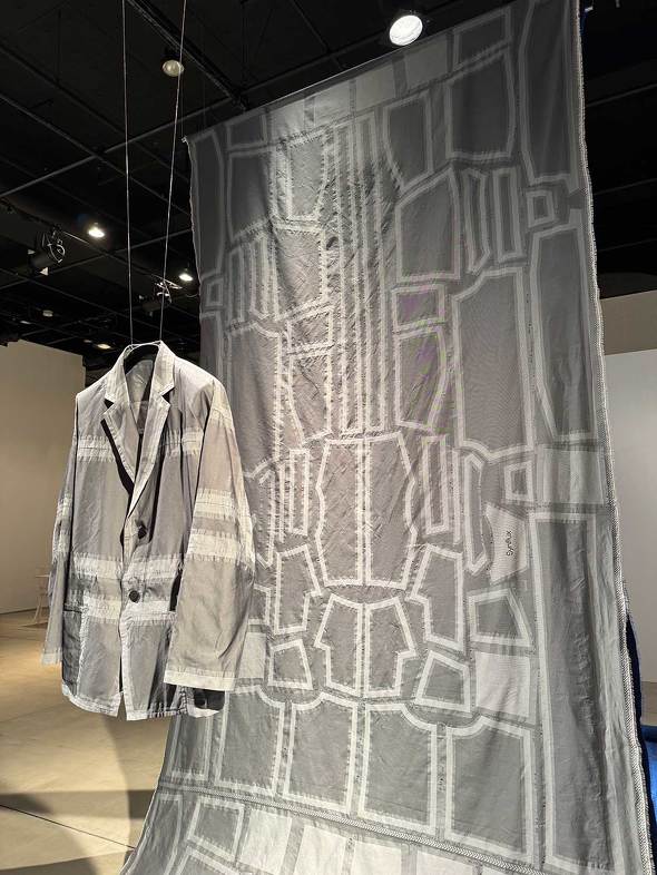 iPhone Pocket ѐMs P[X CbZC ~P ISSEY MIYAKE O ꐶ Apple