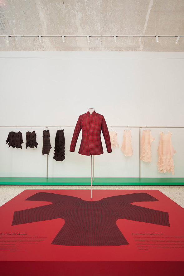 iPhone Pocket ѐMs P[X CbZC ~P ISSEY MIYAKE O ꐶ Apple