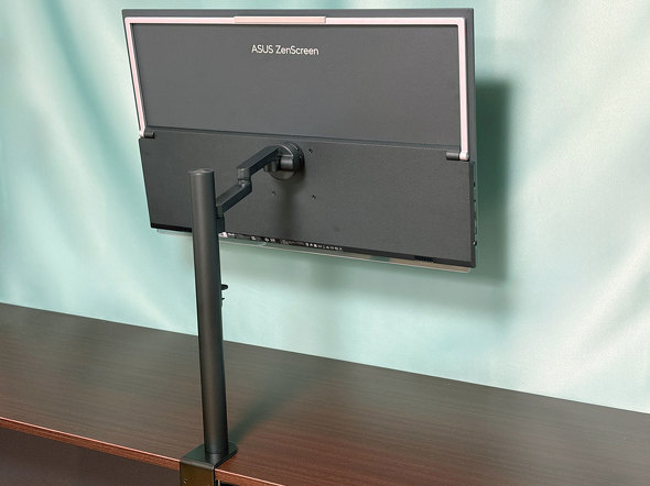 モバイルディスプレイなのに27型のビッグサイズ！ ディスプレイアーム