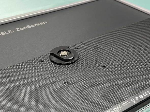 モバイルディスプレイなのに27型のビッグサイズ！ ディスプレイアーム