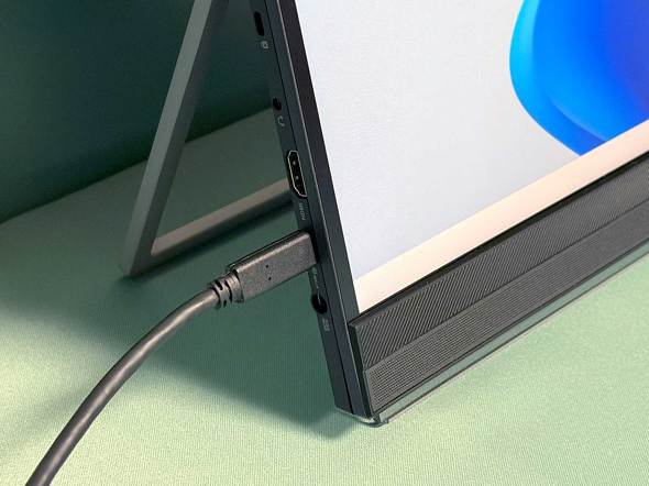 モバイルディスプレイなのに27型のビッグサイズ！ ディスプレイアーム