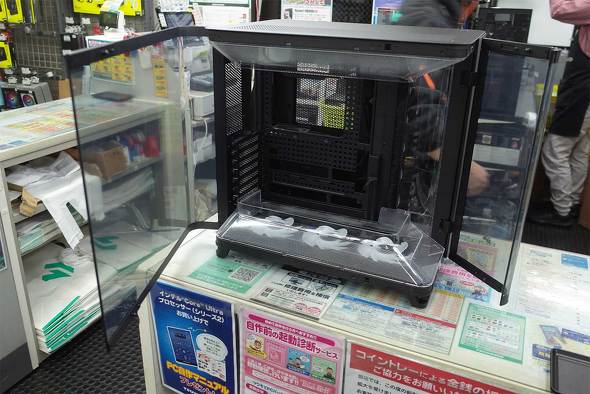 前面と左側面のパネルを開いたところ