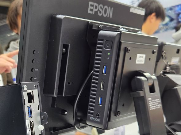 �f�B�X�v���C�̗��Ƀ}�E���g