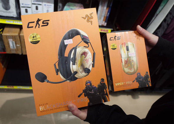 「BlackShark V3 Pro Counter-Strike 2 Edition」と「Viper V3 Pro Counter-Strike 2 Edition」のパッケージ