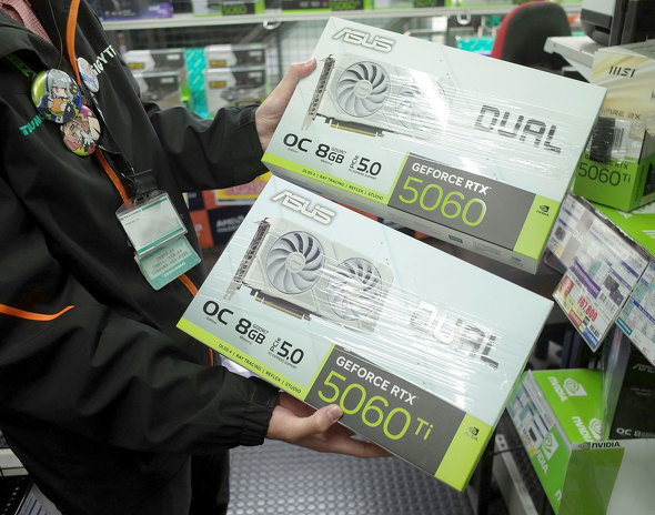 TSUKUMO eX.ɓׂuDUAL-RTX5060TI-O8G-WHITEvƁuDUAL-RTX5060-O8G-WHITEv