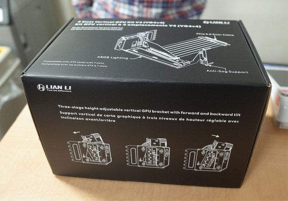 ���X�ɓ��ׂ����u4Slot Vertical GPU Kit V4�v