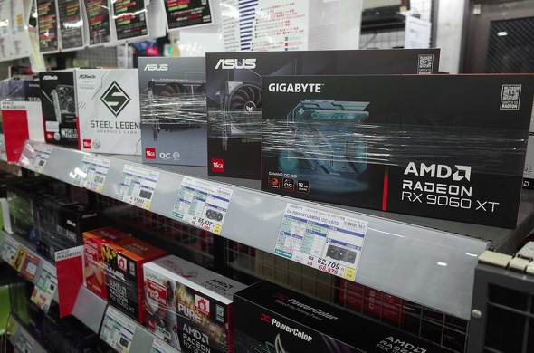 TSUKUMO eX.�̓X���ɕ���RX 9060 XT�J�[�h�B6�����{�ɎB�e