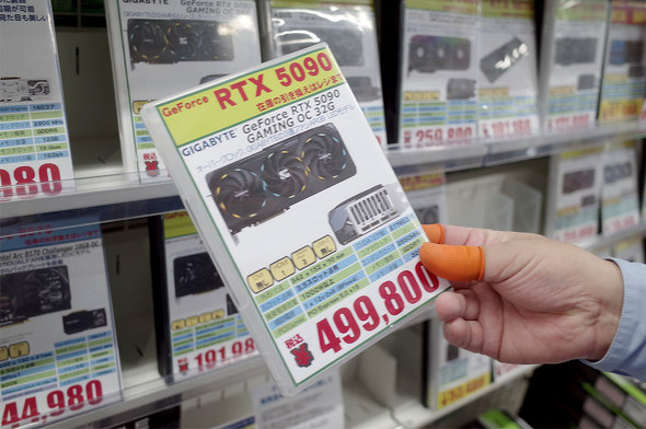 �p�\�R���H�[ �H�t���p�[�c�قɕ���RTX 5090�J�[�h�̃g�[���P�[�X�B5�����ɎB�e