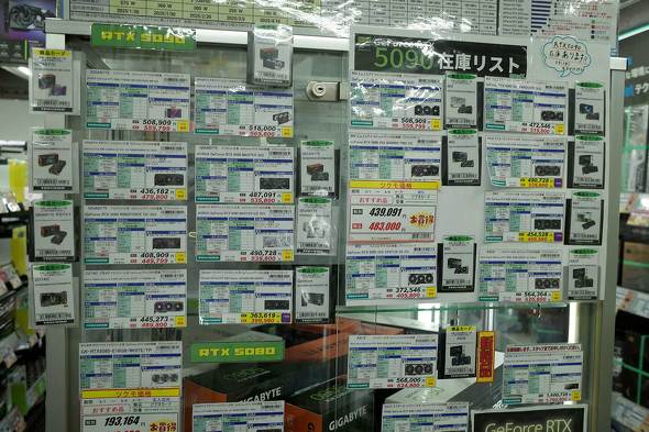 RTX 5090�J�[�h�̍݌Ƀ��f�����Y�����ƕ��ׂ�TSUKUMO eX.�̃V���[�P�[�X�B8�����{�ɎB�e