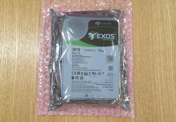 �I���I�X�y�b�N�ɓ��ׂ����uExos M�iST30000NM004K�j�v�B9�����{�ɎB�e