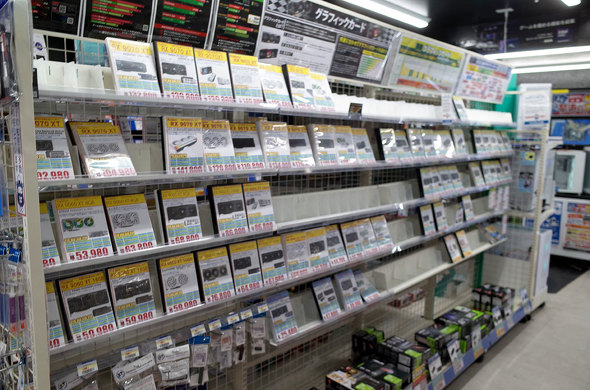 �p�\�R���H�[ �H�t���p�[�c�ق̃O���t�B�b�N�X�J�[�h�����