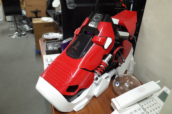 ���X�ɓW������Ă���uSneaker X�v�}�V��