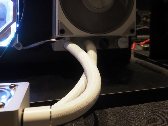 ASRock �t�@���~�[�e�B���O ���\�� CES 2026 PC�p�[�c ���� �t�H���O���� CPU�N�[���[