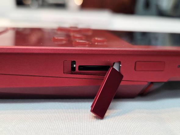 microSD�������[�J�[�h�X���b�g