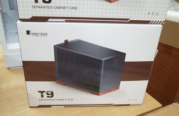 �uT9�v�iBlack�j�̃{�b�N�X�BSilver���f�������C���A�b�v���Ă���