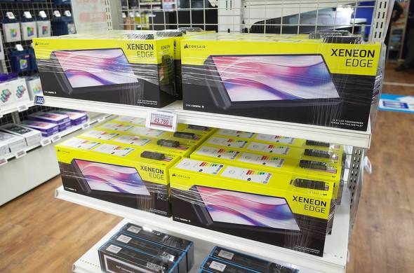 �h�X�p���H�t���{�X�ɕ��ԁuXENEON EDGE 14.5 LCD Touchscreen�v�B2026�N2���ɎB�e