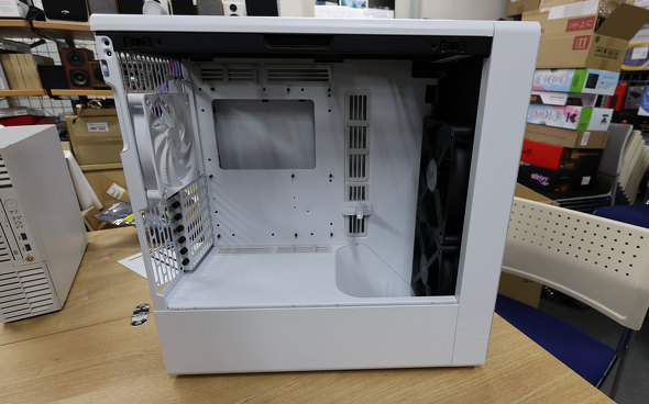 左側面パネルを開いたところ