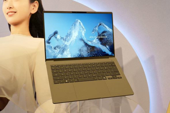 Zenbook SORA 16�́A�Ǝ��f�ނ̃{�f�B�[�ɂ����16�^�Ȃ����1.2kg�Ƃ����y�ʐ݌v����������