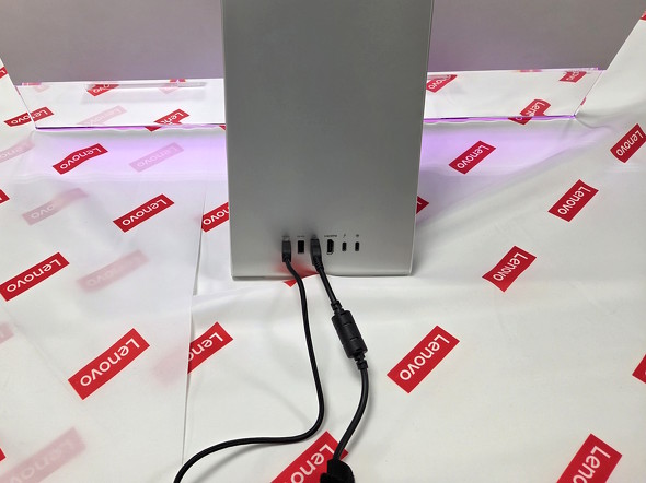 �w�ʂ̃|�[�g�ނ̓X�^���h�ɔ����B�E�[�ɂ���USB Type-C�[�q�͉f���g���́h�p�ŁADisplayPort Alternate Mode�ŉf�����o�͂ł���f�o�C�X���Ȃ��ƁA�{���i���g���ĉf�����f���o����悤�ɂȂ��Ă���