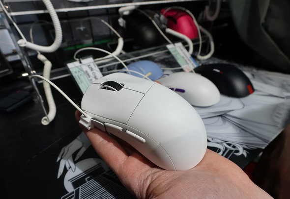 ���X�ɒu���ꂽ�uUltra Custom Pro Symm 3�iWhite�j�v�̓W���@