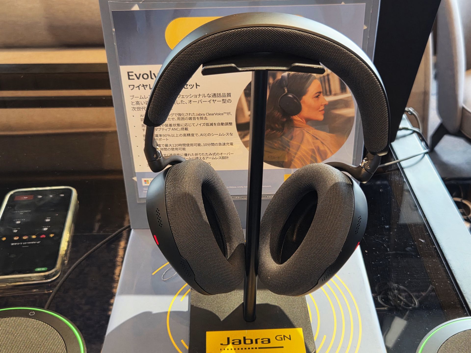 ブームマイクなしで驚異のクリア通話を実現するJabra「Evolve3 85」を