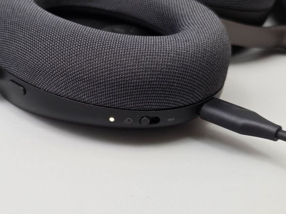 �t����USB Type-C�P�[�u���Őڑ�����