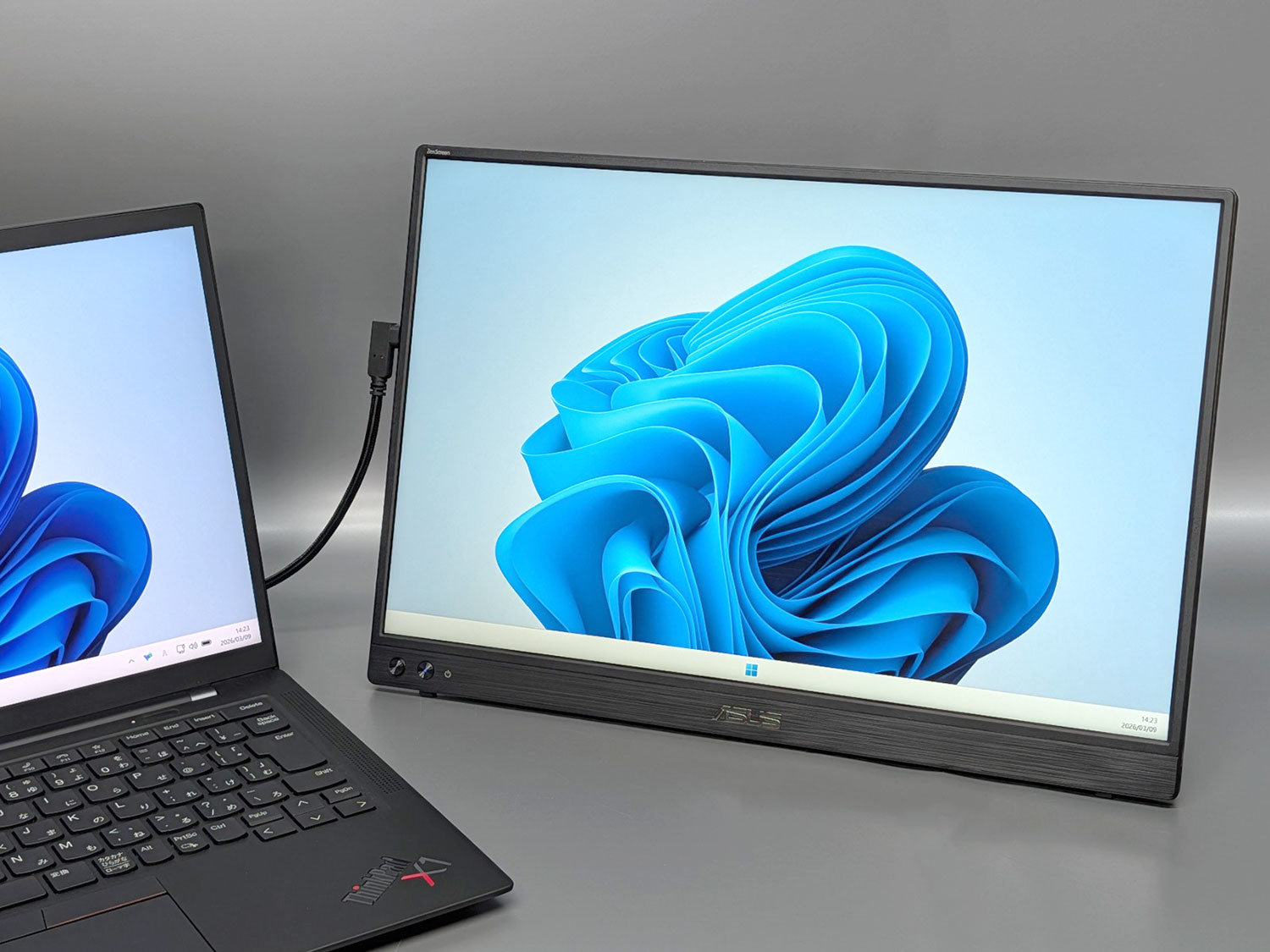 実売2万円台前半で3年保証付き！ 縦置きでも使えるASUSの16型モバイル