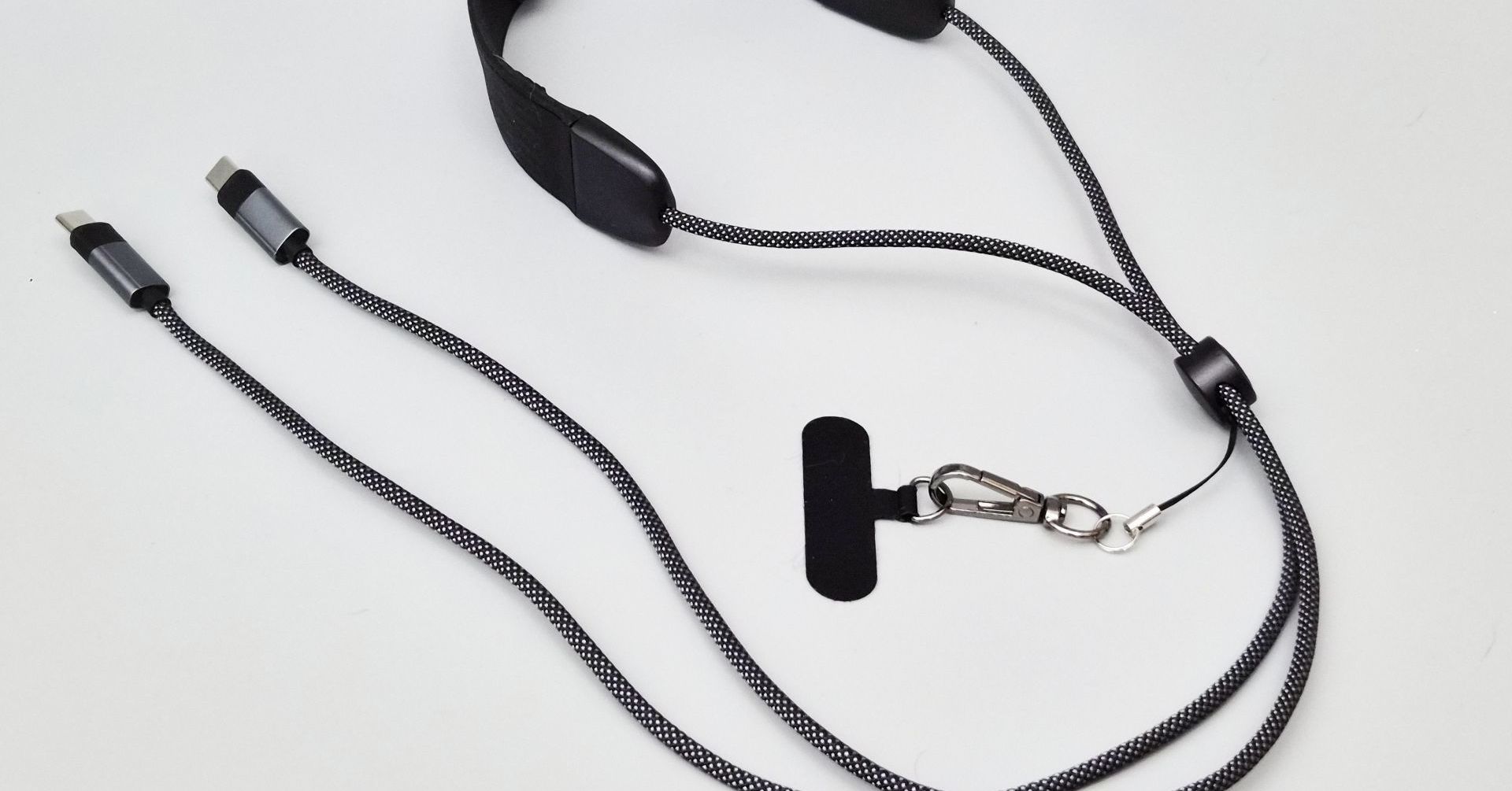 首がラクになる！3280円のスマホショルダーケーブルが、実は家計にも優しい理由