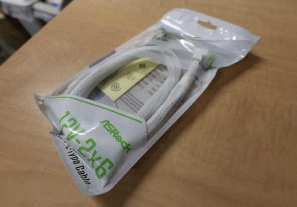 �I���I�X�y�b�N�ɓ��ׂ����u12V-2x6 600W L-Type Cable�v�̔��^�C�v