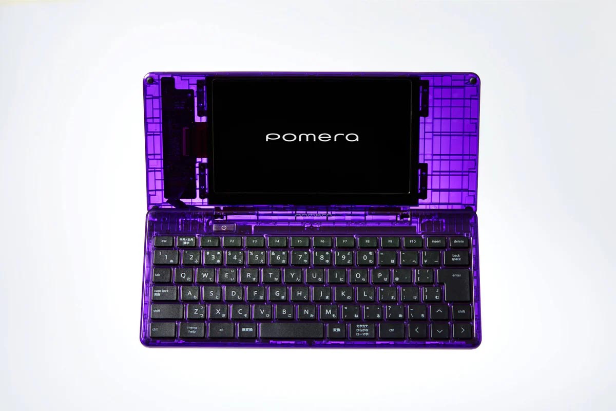 キングジム、「ポメラ DM250」にクリアパープル筐体採用の特別モデル