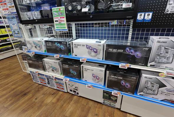 �h�X�p���H�t���{�X�ɕ���ASRock�̐V�����ȈՐ���L�b�g