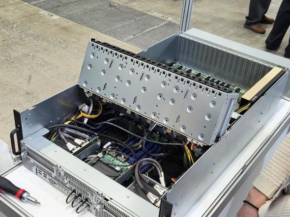 �����t�^���J�����Ă���