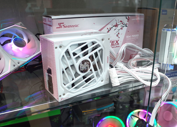 2024�N2���Ƀp�\�R��SHOP�A�[�N�ŎB�e�����uVERTEX GX-1000 Special Edition SAKURA�v�̓W���@