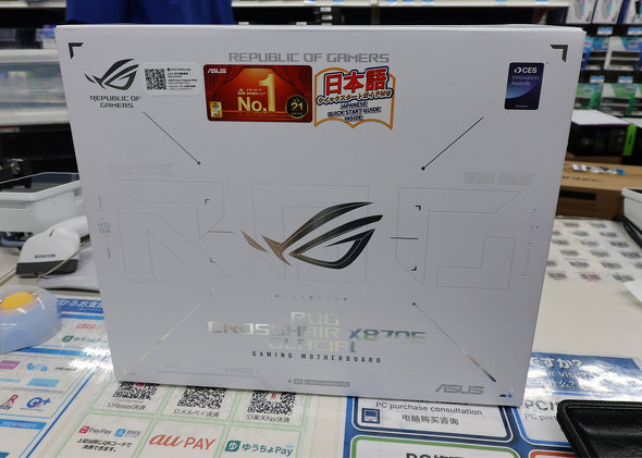 �h�X�p���H�t���{�X�ɓ��ׂ����uROG CROSSHAIR X870E GLACIAL�v