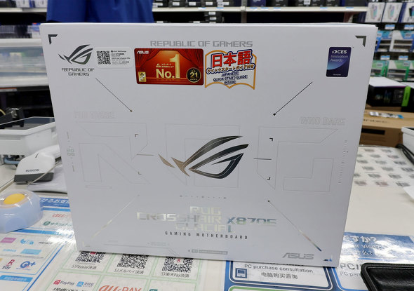 �h�X�p���H�t���{�X�ɓ��ׂ����uROG CROSSHAIR X870E GLACIAL�v