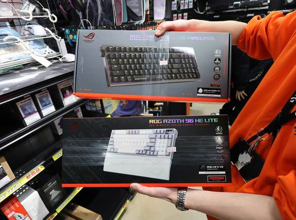 �p�\�R��SHOP�A�[�N�ɓ��ׂ����uROG Azoth 96 HE Lite�v�i���j�ƁuROG Strix Morph 96�v�i��j