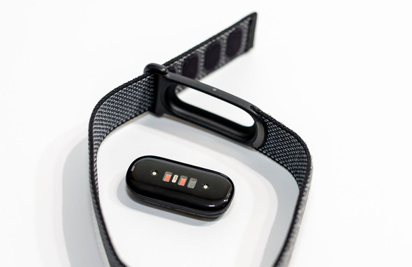 Google �V�^ �E�F�A���u���f�o�C�X Fitbit Air ��ʂȂ� �f�B�X�v���C���X