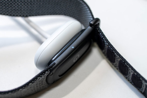 Google �V�^ �E�F�A���u���f�o�C�X Fitbit Air ��ʂȂ� �f�B�X�v���C���X